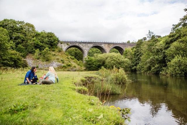 Hassop Station Apartment On The Monsal Trail Bakewell Eksteriør bilde